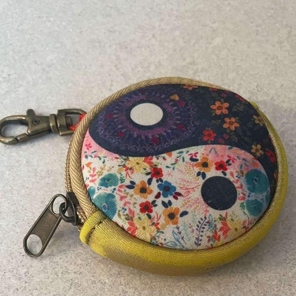 NATURAL LIFE Floral Yin Yang Key Holder in Navy, Yellow, Red - Picture 3 of 6